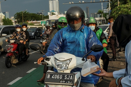 Aksi Demonstran Bagi-Bagi Takjil di Sela Demo Kasus Tambang Ilegal di DPR