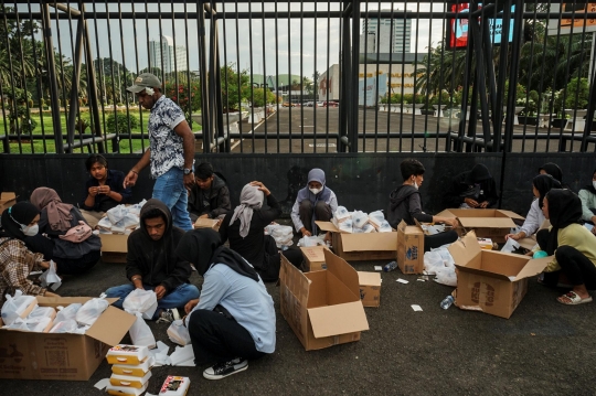 Aksi Demonstran Bagi-Bagi Takjil di Sela Demo Kasus Tambang Ilegal di DPR