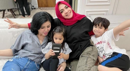 5 Potret Persahabatan Rieta Amilia dan Desiree Tarigan, Dua Nenek Cantik dan Gaul