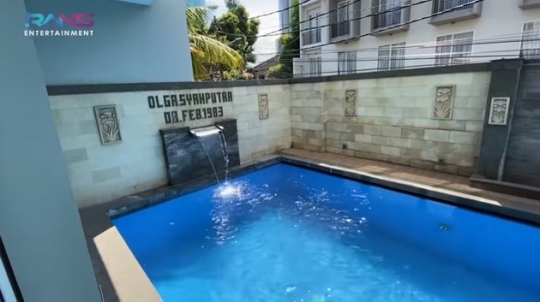 7 Potret Rumah Mendiang Olga Syahputra, Dilengkapi Kolam Renang dan Masih Terawat
