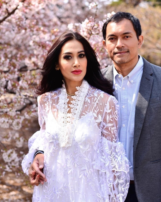 Cantik & Awet Muda, Ini Potret Diah Permatasari di Momen Anniversary Pernikahan ke-25