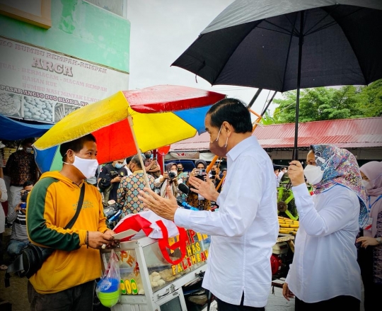 Jokowi Bagikan BLT Minyak Goreng Rp300 Ribu di Pasar Angso Duo Jambi