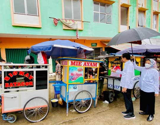 Jokowi Bagikan BLT Minyak Goreng Rp300 Ribu di Pasar Angso Duo Jambi