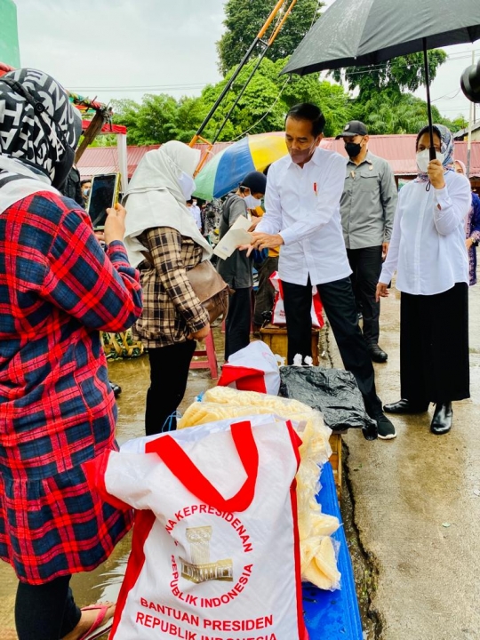 Jokowi Bagikan BLT Minyak Goreng Rp300 Ribu di Pasar Angso Duo Jambi