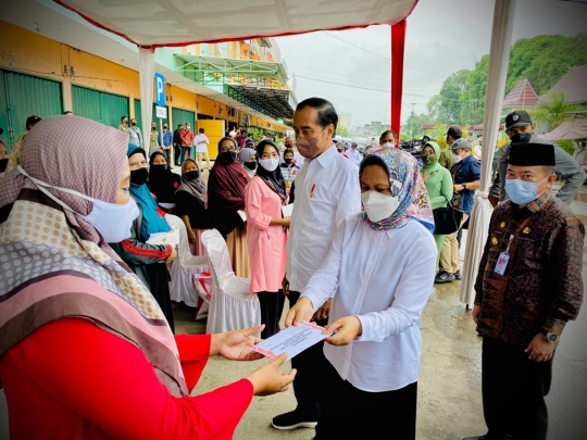 Jokowi Bagikan BLT Minyak Goreng Rp300 Ribu di Pasar Angso Duo Jambi