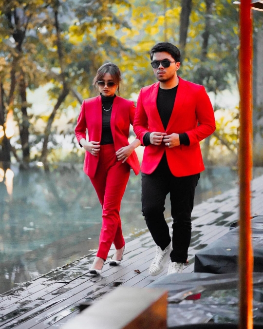 6 Potret Kompak Fuji & Thariq Kenakan Jas Couple, Netizen 'Prewedding Nih?'