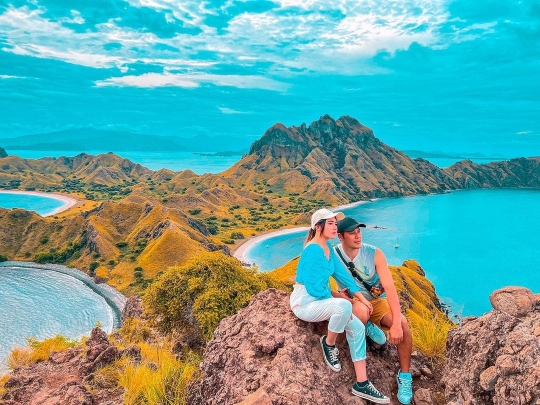 5 Potret Liburan Via Vallen di Labuan Bajo, Ada Foto Romantis Bareng Chevra