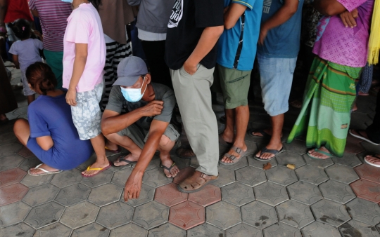 Antusiasme Antrean Takjil di Cinere