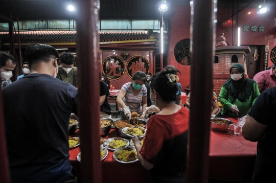 Indahnya Toleransi Berbagi Buka Puasa di Wihara Dharma Bhakti
