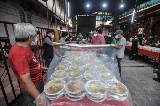 Indahnya Toleransi Berbagi Buka Puasa di Wihara Dharma Bhakti