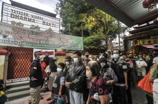 Indahnya Toleransi Berbagi Buka Puasa di Wihara Dharma Bhakti