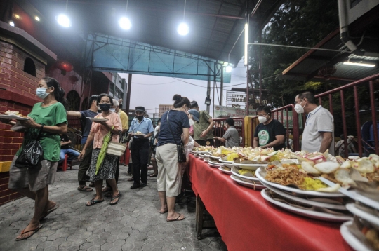 Indahnya Toleransi Berbagi Buka Puasa di Wihara Dharma Bhakti
