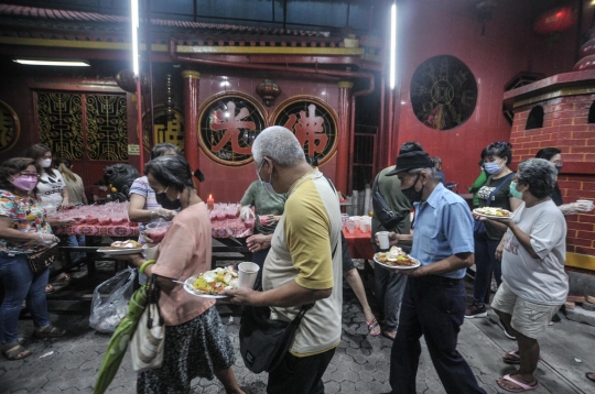 Indahnya Toleransi Berbagi Buka Puasa di Wihara Dharma Bhakti