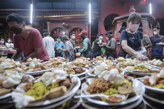 Indahnya Toleransi Berbagi Buka Puasa di Wihara Dharma Bhakti