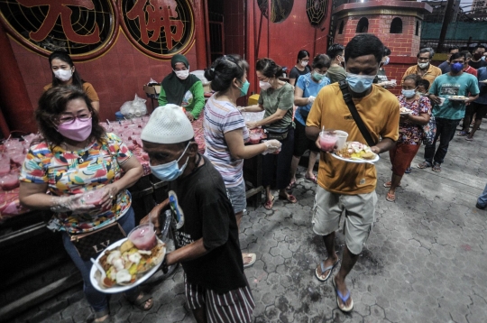 Indahnya Toleransi Berbagi Buka Puasa di Wihara Dharma Bhakti