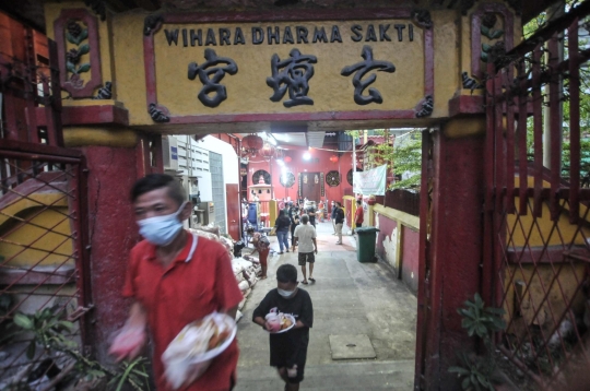 Indahnya Toleransi Berbagi Buka Puasa di Wihara Dharma Bhakti