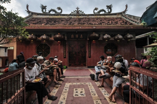 Indahnya Toleransi Berbagi Buka Puasa di Wihara Dharma Bhakti