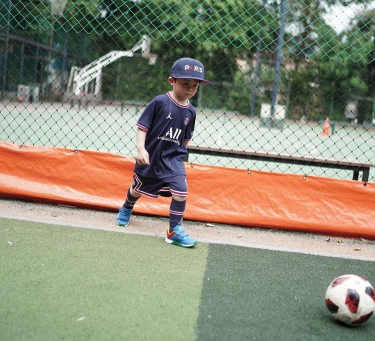 5 Potret Raphael Anak Sandra Dewi Main Sepakbola, Netizen 'Ganteng Banget Ya Ampun'