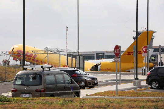 Pesawat Kargo DHL Patah Usai Tergelincir di Kosta Rika