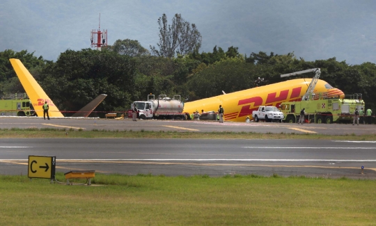 Pesawat Kargo DHL Patah Usai Tergelincir di Kosta Rika