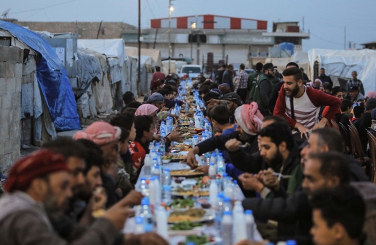 Potret Kebersamaan Muslim Suriah Berbuka Puasa di Pengungsian