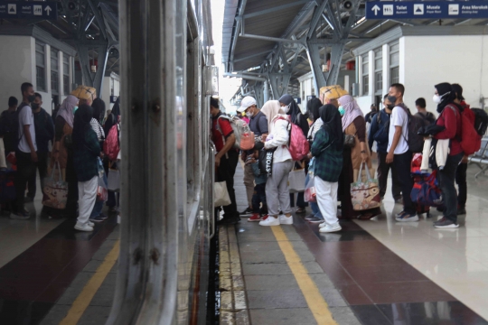 Pemudik Mulai Padati Stasiun Senen