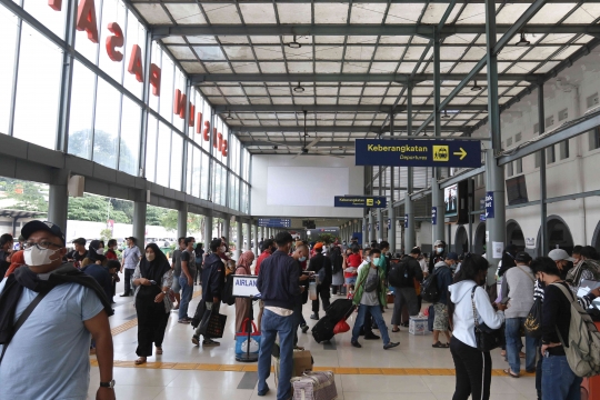 Pemudik Mulai Padati Stasiun Senen