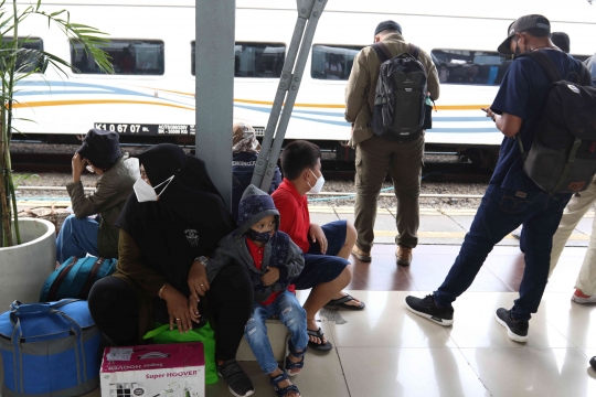 Pemudik Mulai Padati Stasiun Senen