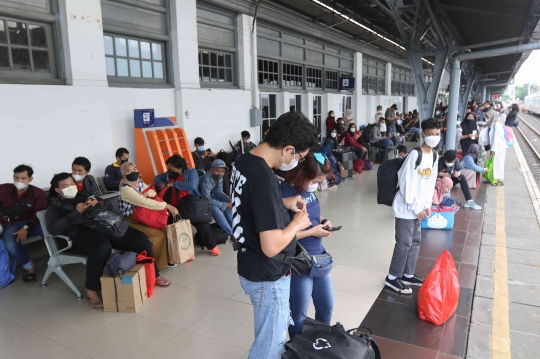 Pemudik Mulai Padati Stasiun Senen