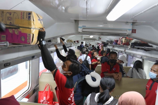 Pemudik Mulai Padati Stasiun Senen