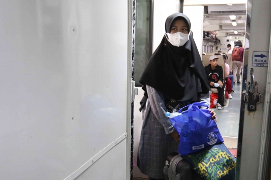 Pemudik Mulai Padati Stasiun Senen