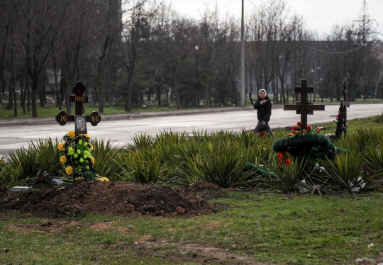 Potret Kuburan Warga Sipil Ukraina di Pinggir Jalan Kota Mariupol