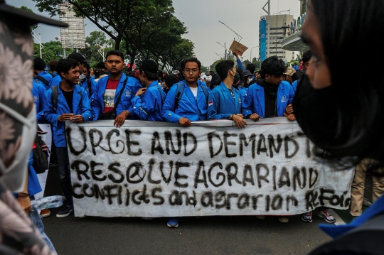 Geruduk Gedung DPR, Massa Mahasiswa Bentangkan Spanduk Kritikan