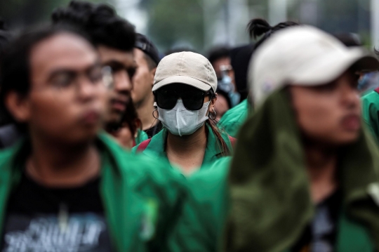 Geruduk Gedung DPR, Massa Mahasiswa Bentangkan Spanduk Kritikan