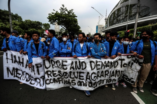 Geruduk Gedung DPR, Massa Mahasiswa Bentangkan Spanduk Kritikan