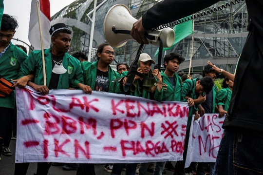 Geruduk Gedung DPR, Massa Mahasiswa Bentangkan Spanduk Kritikan