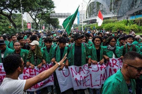 Geruduk Gedung DPR, Massa Mahasiswa Bentangkan Spanduk Kritikan