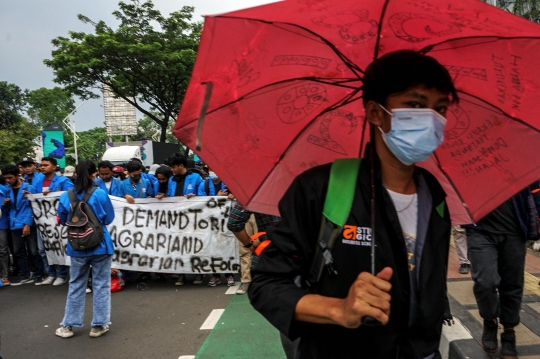 Geruduk Gedung DPR, Massa Mahasiswa Bentangkan Spanduk Kritikan