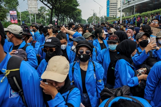 Geruduk Gedung DPR, Massa Mahasiswa Bentangkan Spanduk Kritikan