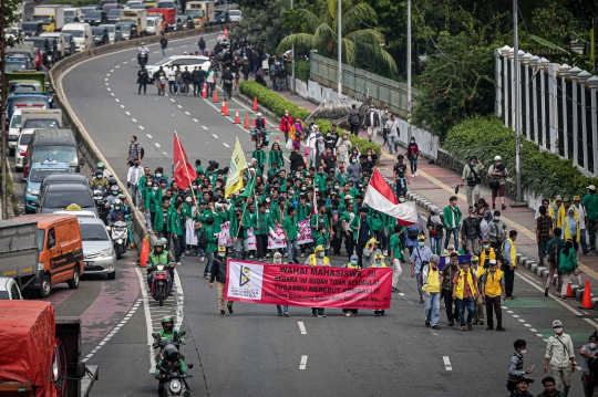 Pantauan Udara Saat Massa Mahasiswa Geruduk Gedung DPR