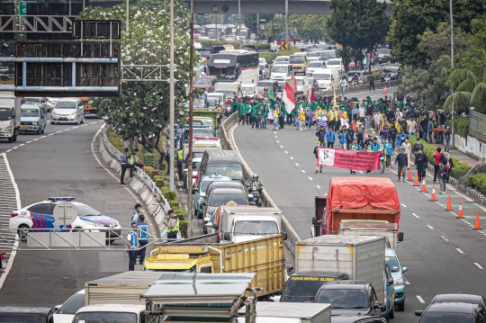 Pantauan Udara Saat Massa Mahasiswa Geruduk Gedung DPR