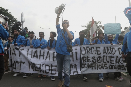 Orasi Mahasiswa Suarakan Tuntutan di DPR