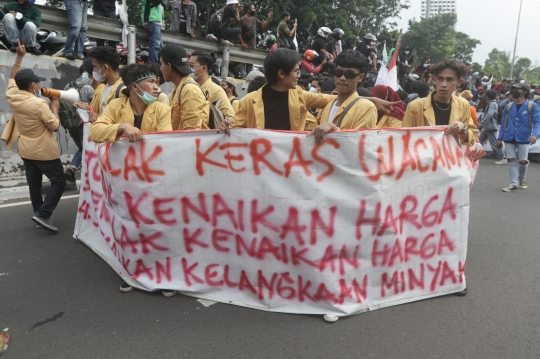 Orasi Mahasiswa Suarakan Tuntutan di DPR