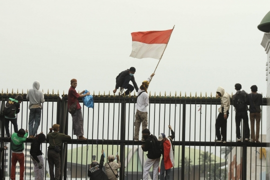 Panjat Pagar Gedung DPR, Mahasiswa Kibarkan Bendera Merah Putih