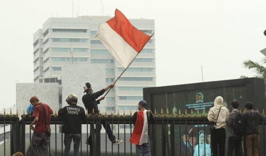 Panjat Pagar Gedung DPR, Mahasiswa Kibarkan Bendera Merah Putih