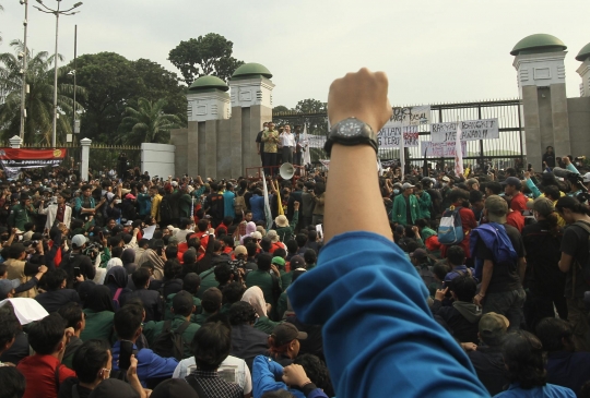 Momen Pimpinan DPR dan Kapolri Temui Massa Mahasiswa