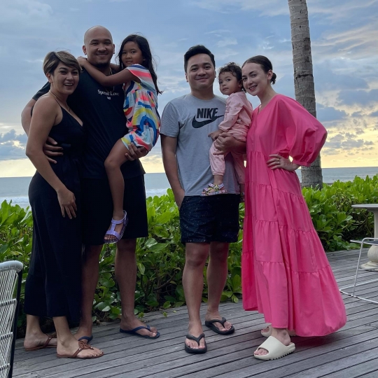 Intip 5 Momen Keseruan Keluarga Rianti Cartwright Liburan di Bali