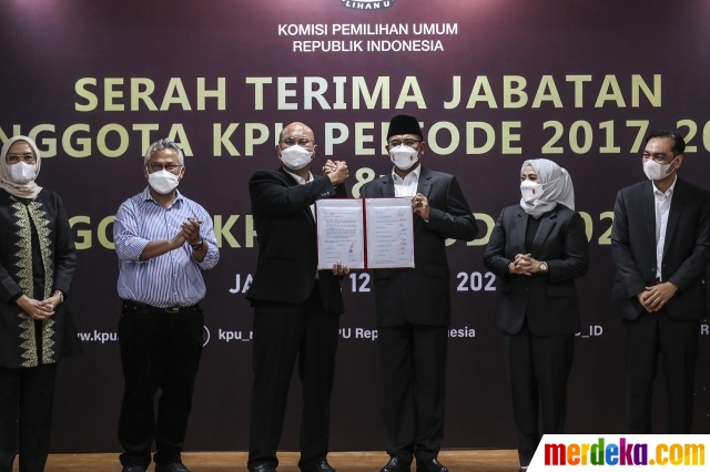 Foto : Serah Terima Jabatan Komisioner KPU 2022-2027 | Merdeka.com