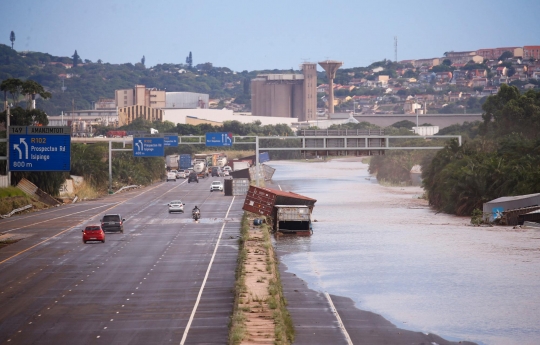 Banjir di Afrika Selatan, Puluhan Peti Kemas Hanyut Bergelimpangan