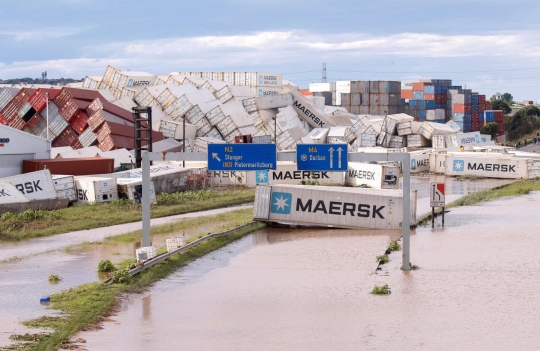 Banjir di Afrika Selatan, Puluhan Peti Kemas Hanyut Bergelimpangan